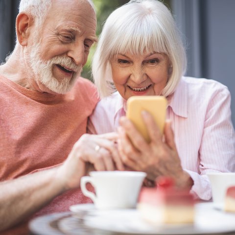 Arabella of Longview | Senior couple looking at a phone