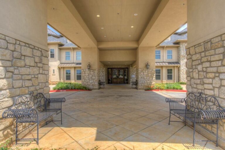 Arabella of Longview | Exterior front entrance