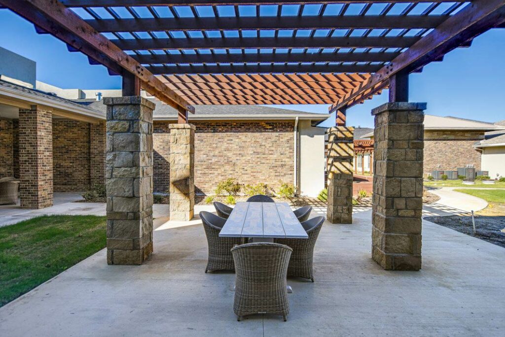 Ariel Pointe of Sachse | Courtyard table area