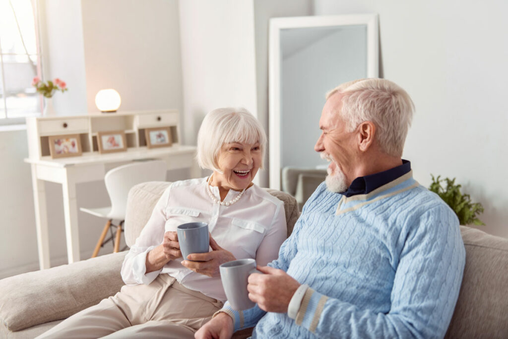 Cambridge Court | Seniors enjoying morning coffee at hoe