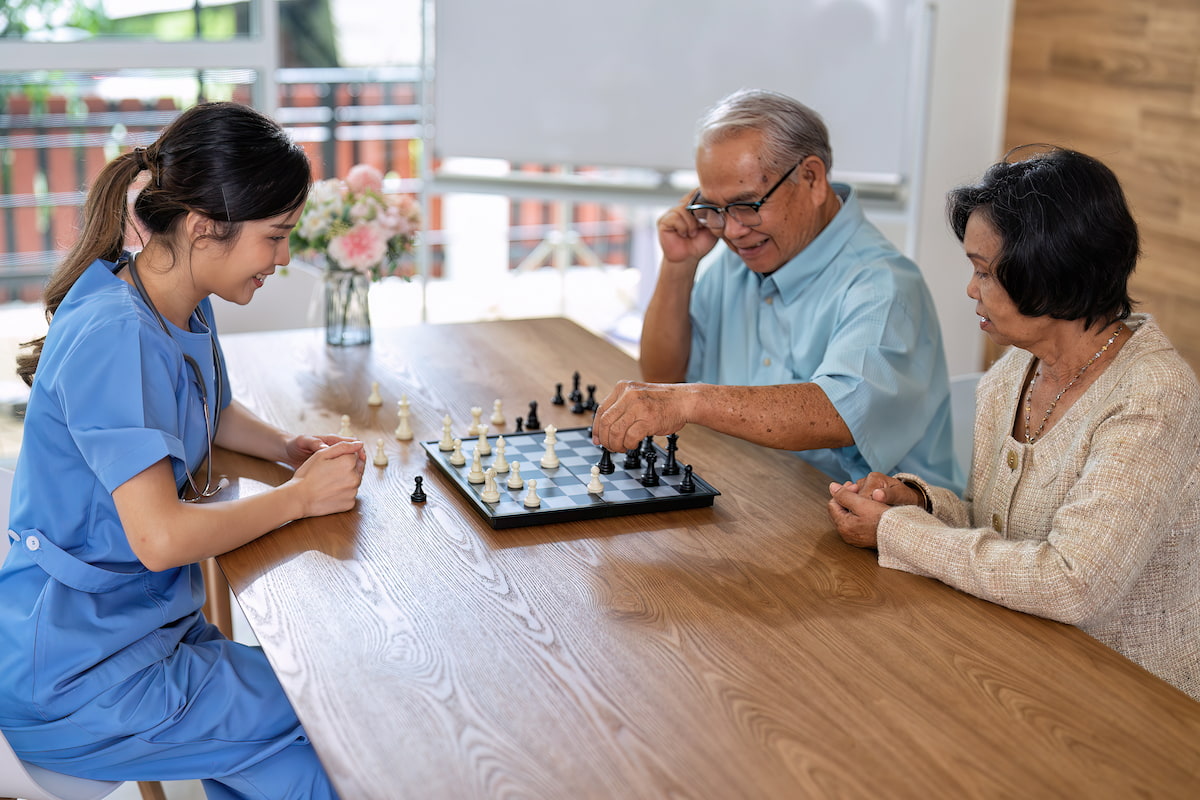 Élan Manatee | Seniors happily playing games