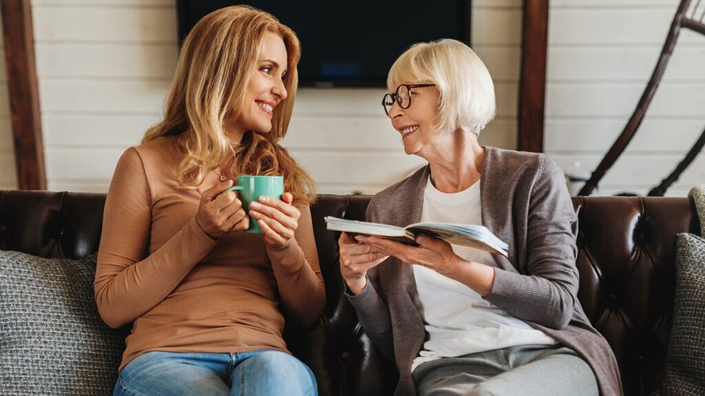 Élan Westpointe | Senior woman talking with her daughter on a couch