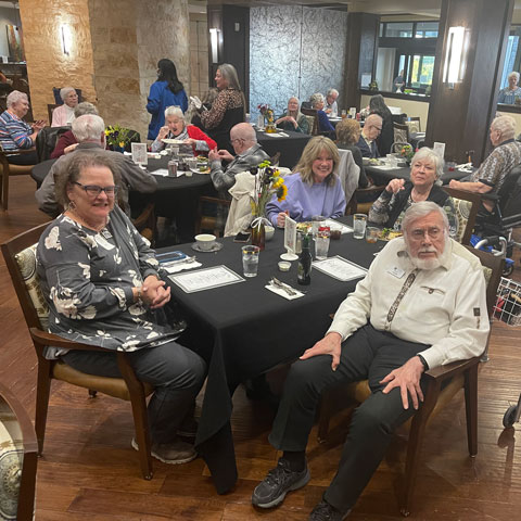 Élan Westpointe | Group of seniors gathered around tables