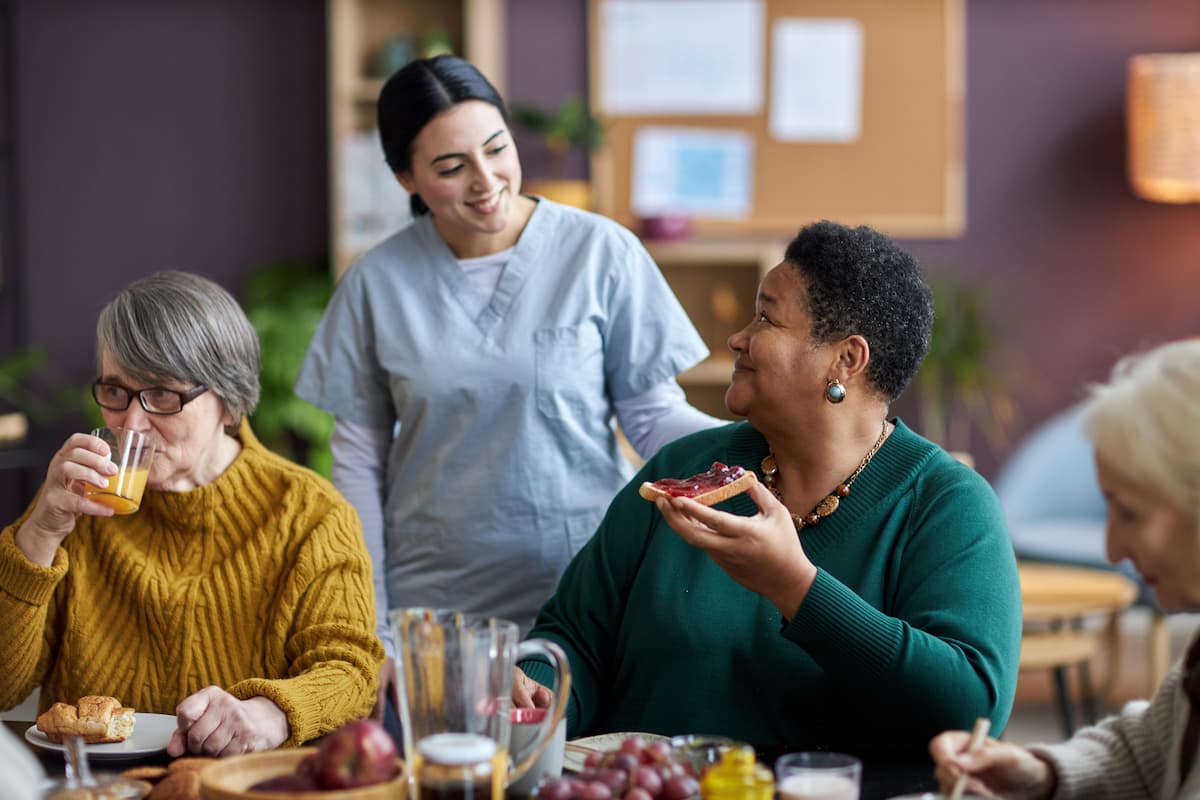 Legacy Oaks of Azle | Assisted Living Tarrant County - group of seniors eating together