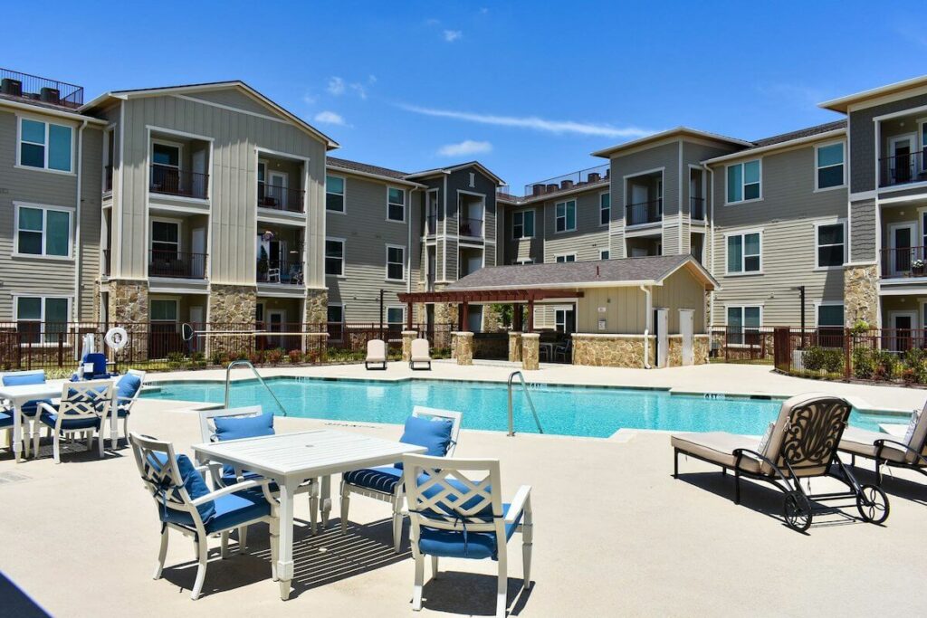 Legacy Oaks of Midlothian | Pool area