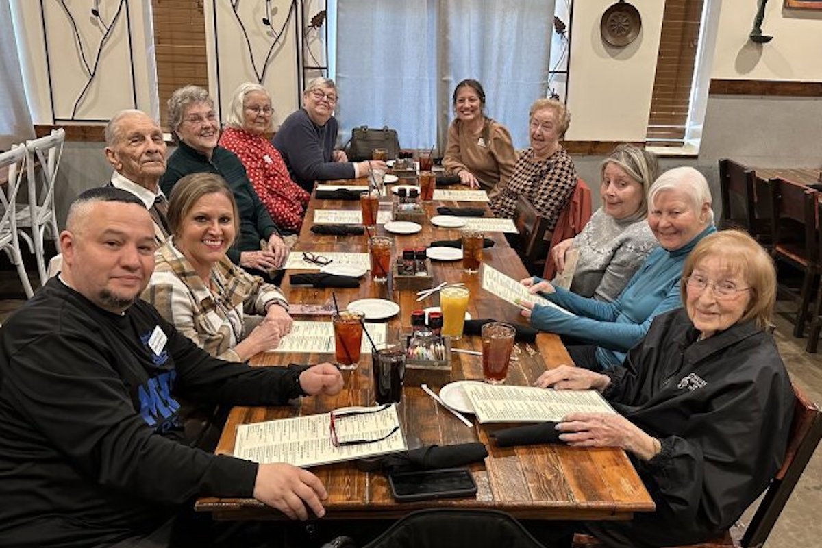 Legacy Oaks of Midlothian | Residents and team members eating together