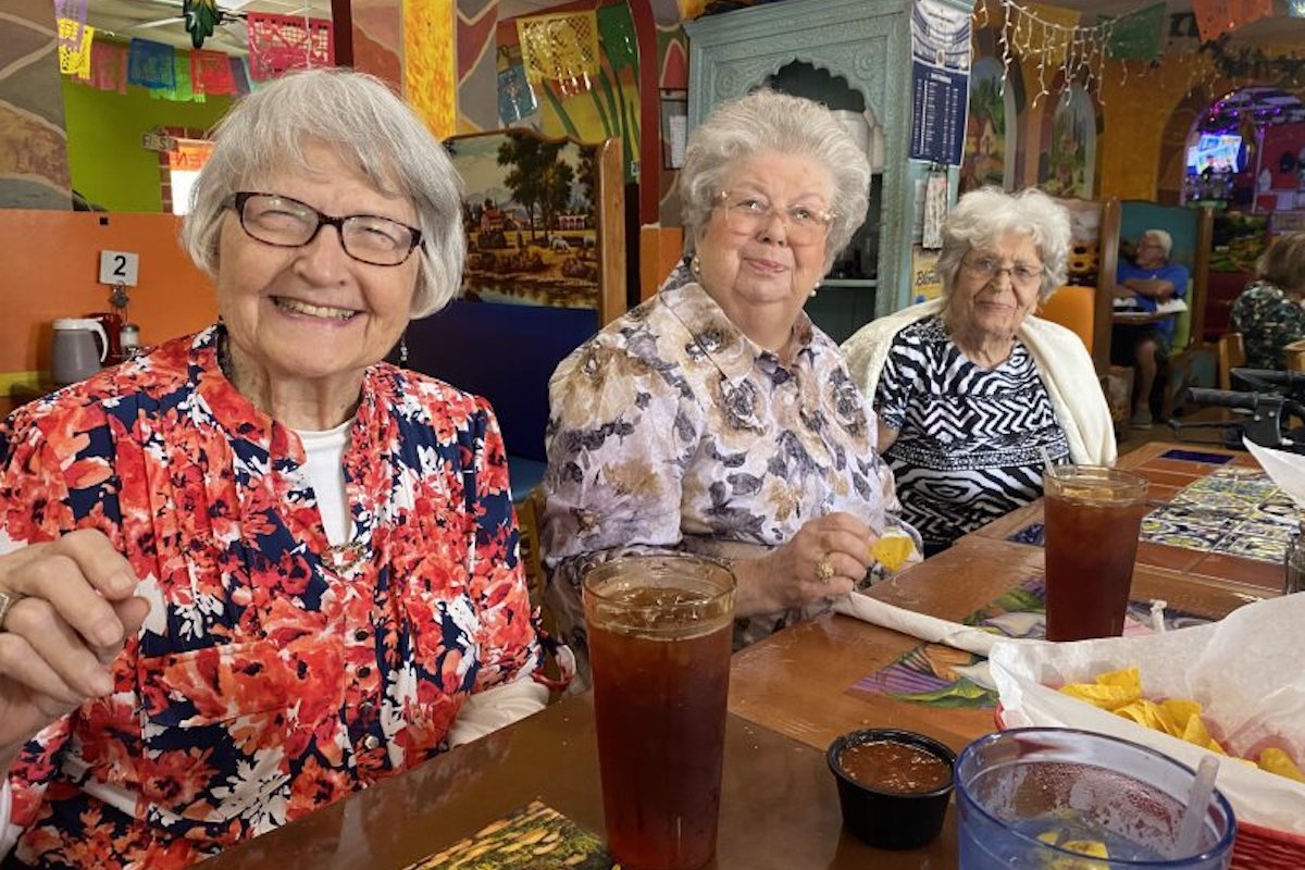 Midtowne | Seniors eating dinner at a restaurant