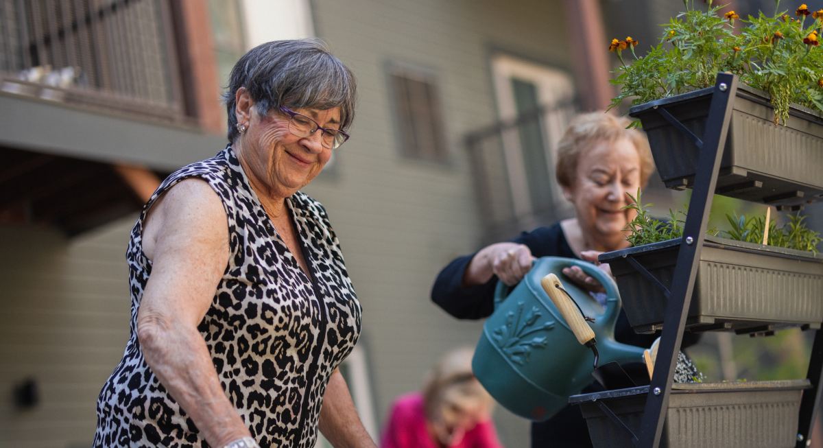Residents at The Bluffs of Flagstaff in Arizona enjoy family visits while adjusting to assisted living in their beautiful mountain setting.