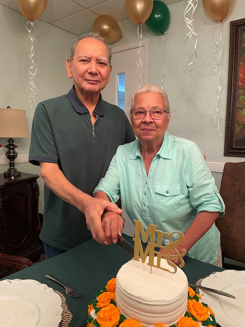 Valley View | Couple cutting 60th anniversary cake