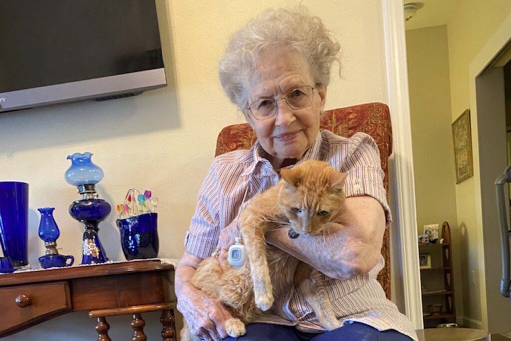 StoneCreek of Edmond | Liz Baker with her 19 year old cat Simba