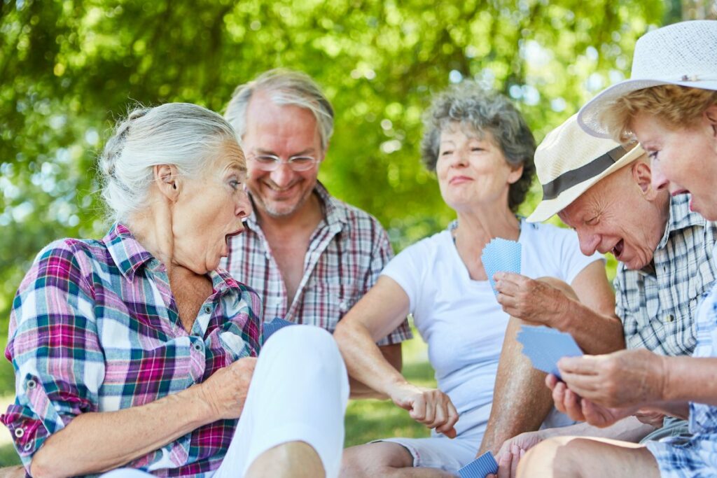 Élan Westpointe | Seniors playing cards outside