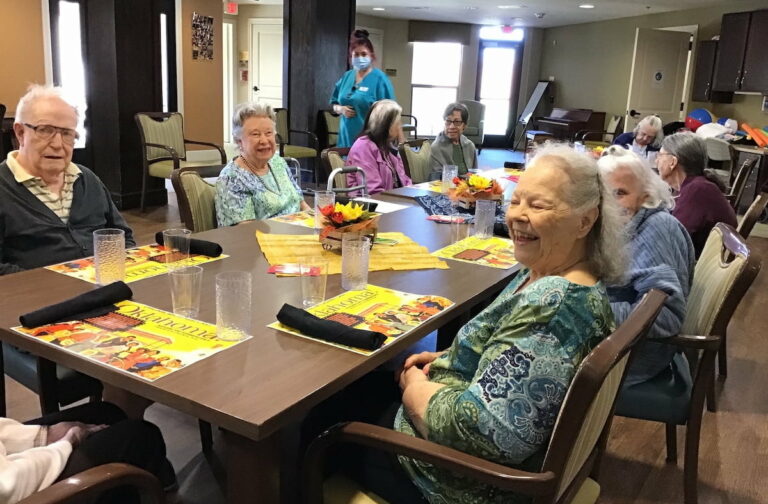 Élan Westpointe | Seniors having a fun dinner together
