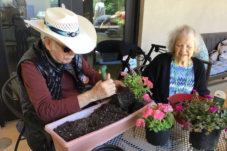 Élan Westpointe | Seniors potting plants