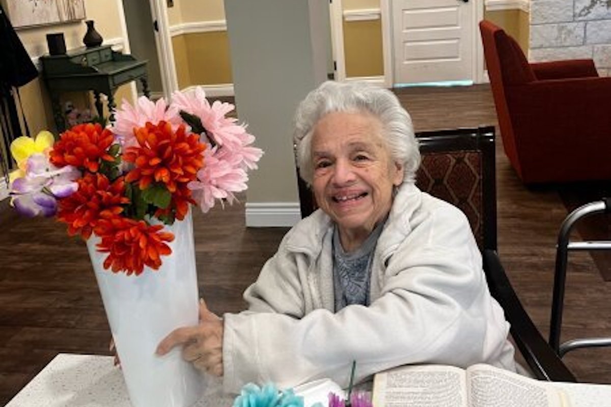 Double Creek | A pretty bouquet and a lovely lady enjoying the best of senior living in Round Rock