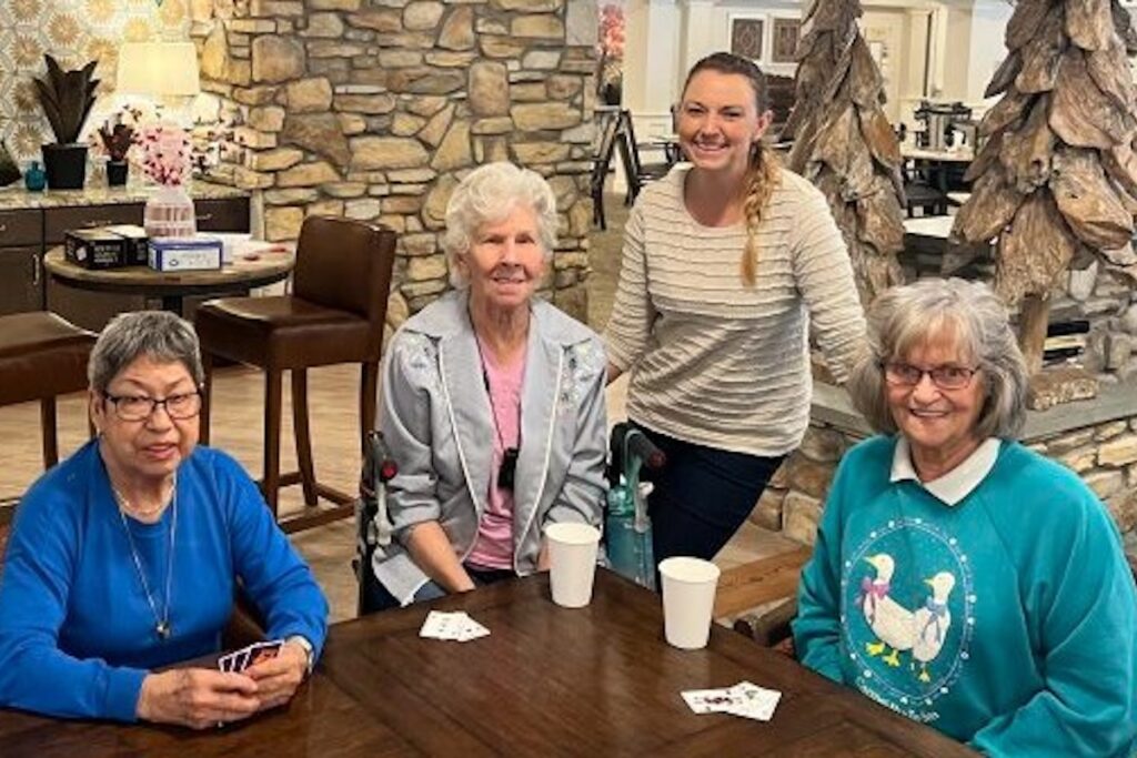 The Bluffs of Flagstaff | Senior residents enjoying a meal