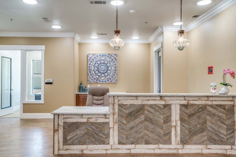Arabella of Red Oak | Front desk