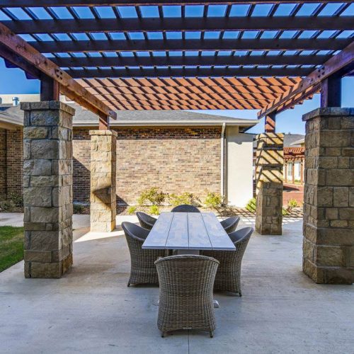 Ariel Pointe of Sachse | Courtyard table area