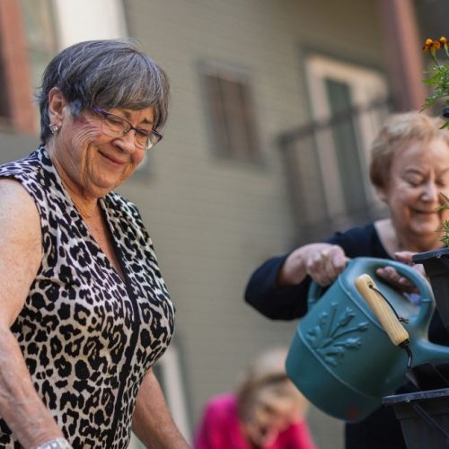 Residents at The Bluffs of Flagstaff in Arizona enjoy family visits while adjusting to assisted living in their beautiful mountain setting.