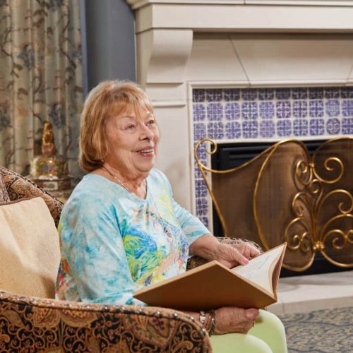 civitas-senior-living-senior-reading