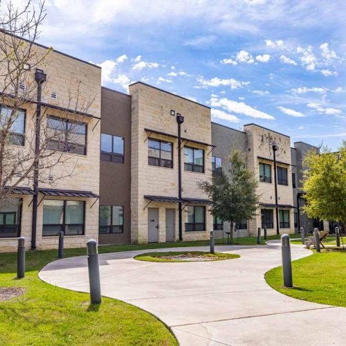 Tech Ridge Oaks | Walking path and courtyard