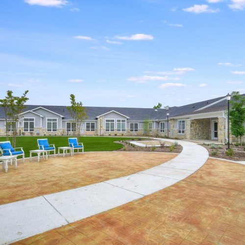 Legacy Oaks of Azle | Legacy Oaks of Azle's courtyard